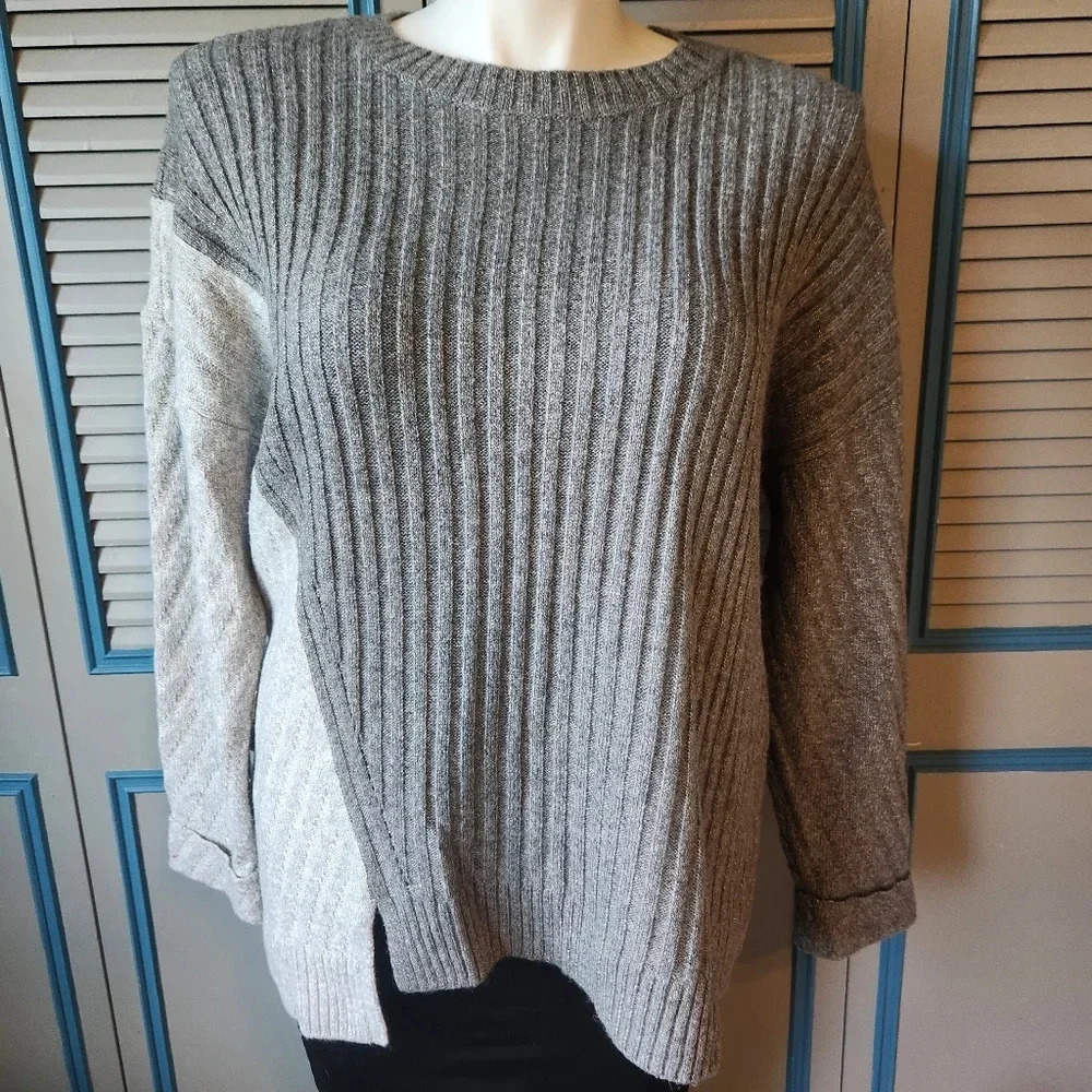 Simply Vera Wang Women’s Gray Asymmetrical Sweater - Picture 1 of 13